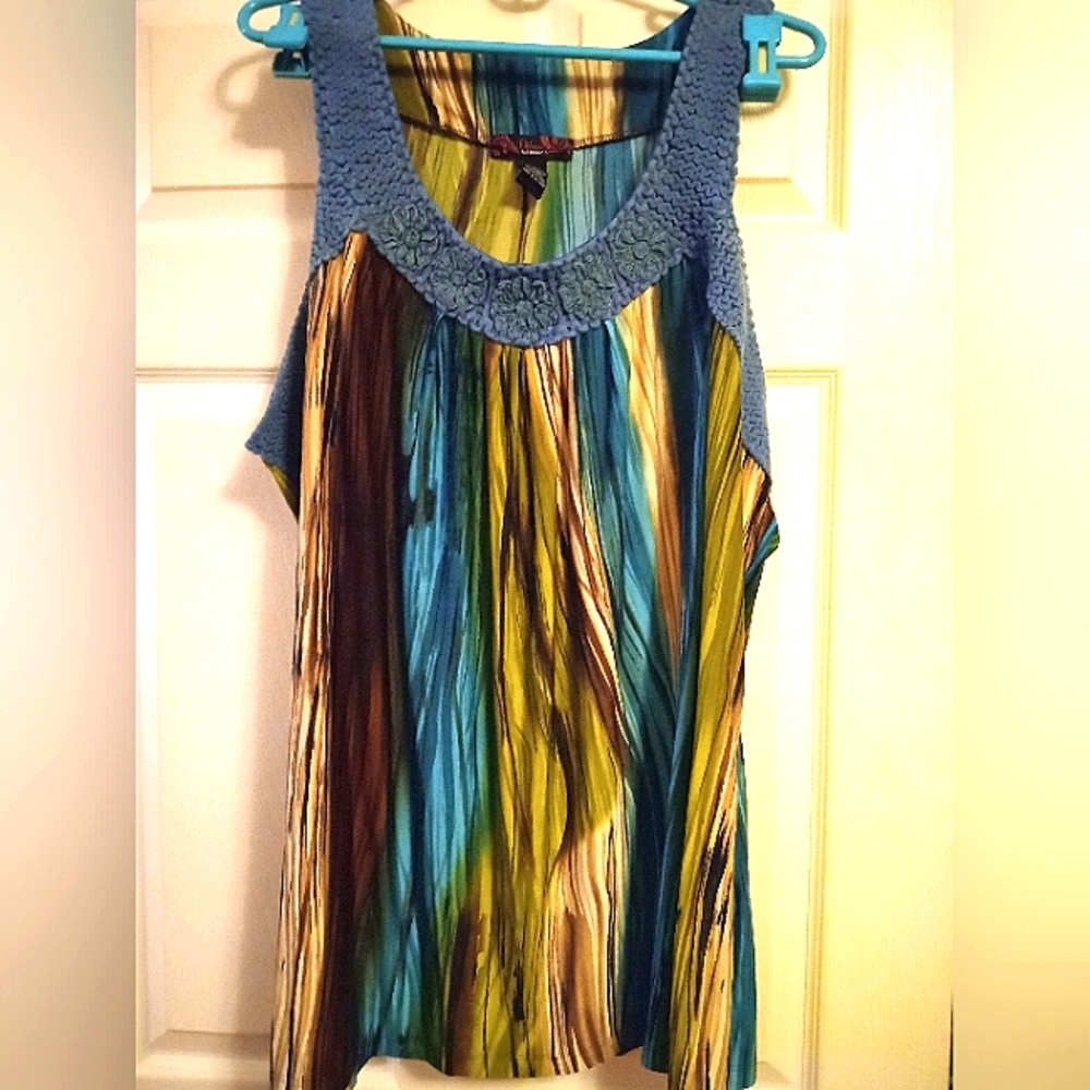 Women's plus size 30/32 multicolor sleeveless top flowy material